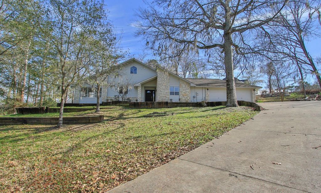 160 Lake Oaks Boulevard, Coldspring, TX 77331