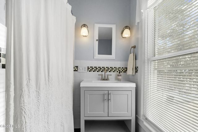 11 Hudson Street, Castleton-on-hudson, NY 12033