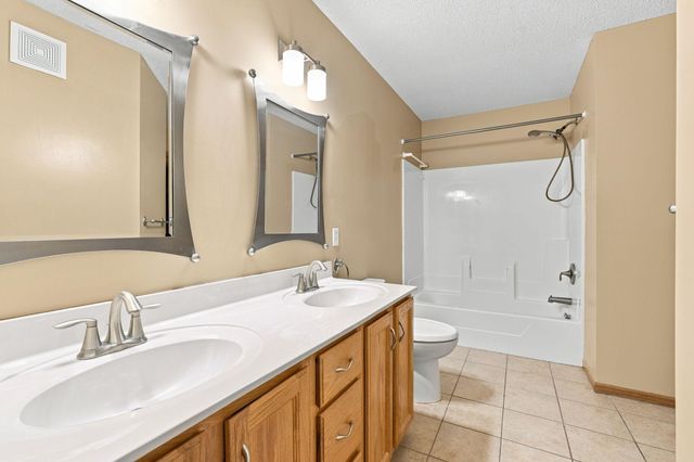 1863 Riverwood Drive 14, Burnsville, MN 55337
