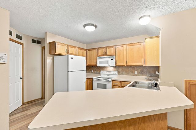 1863 Riverwood Drive 14, Burnsville, MN 55337