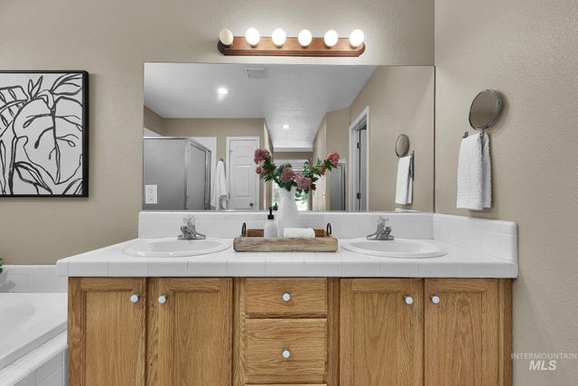 5081 N Marsh Ave, Garden City, ID 83714