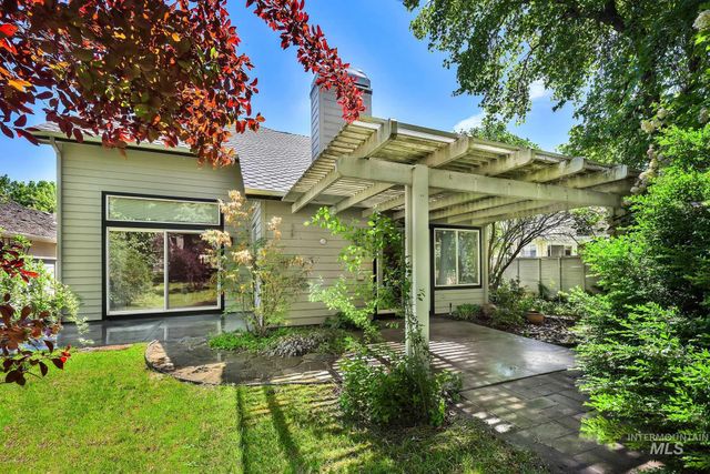 5081 N Marsh Ave, Garden City, ID 83714