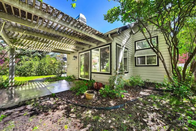 5081 N Marsh Ave, Garden City, ID 83714