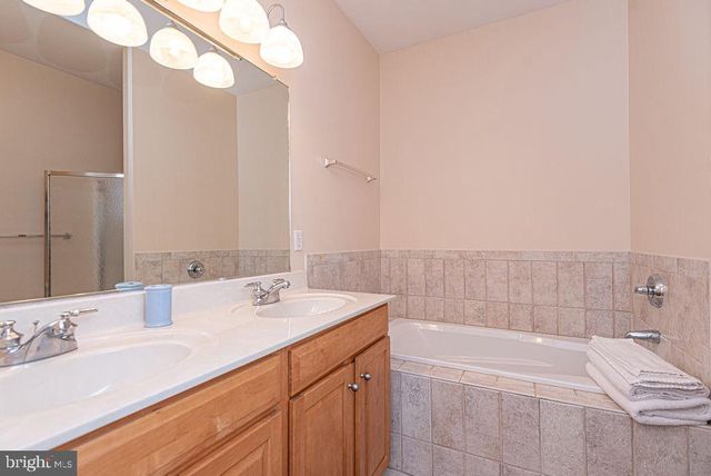 12 VILLAGE GREEN DR, Ocean View, DE 19970