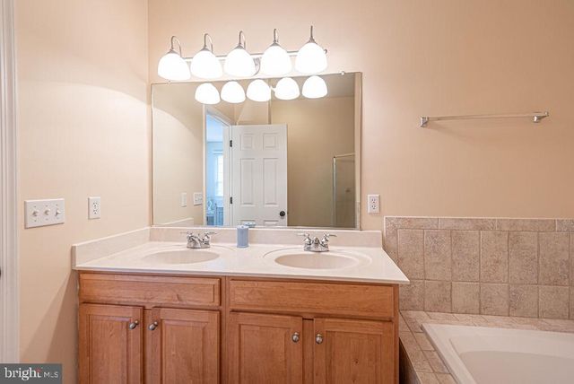 12 VILLAGE GREEN DR, Ocean View, DE 19970