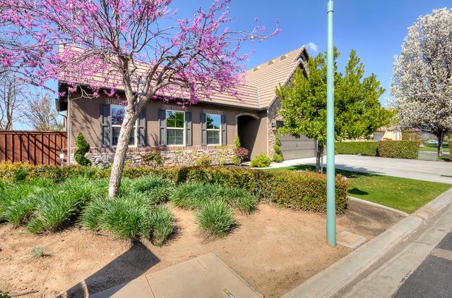 4249 N Waterside Drive, Clovis, CA 93619