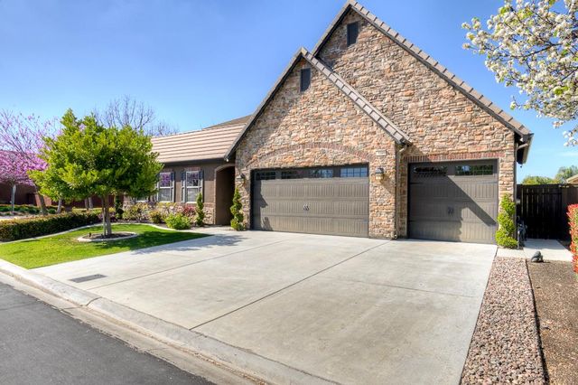 4249 N Waterside Drive, Clovis, CA 93619