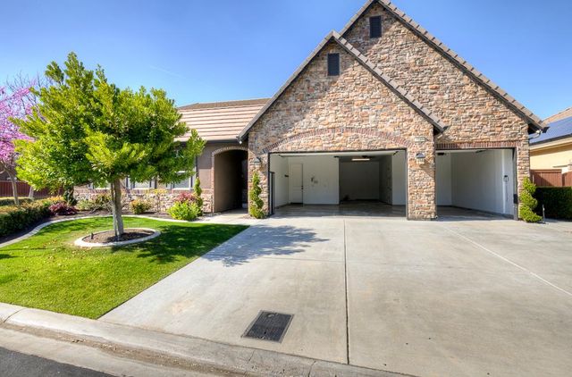 4249 N Waterside Drive, Clovis, CA 93619