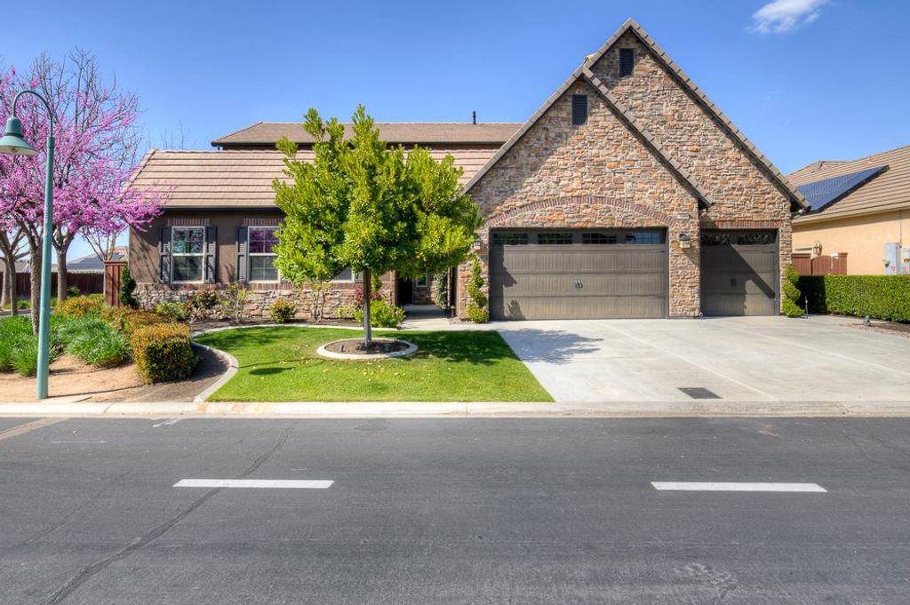 4249 N Waterside Drive, Clovis, CA 93619