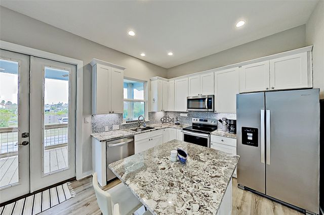 1 Jamaica DR, Rockport, TX 78382