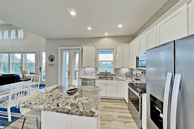 1 Jamaica DR, Rockport, TX 78382