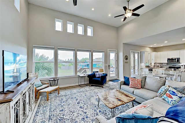 1 Jamaica DR, Rockport, TX 78382