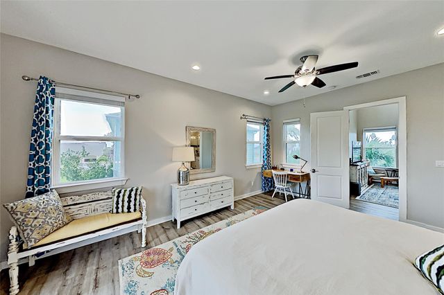 1 Jamaica DR, Rockport, TX 78382