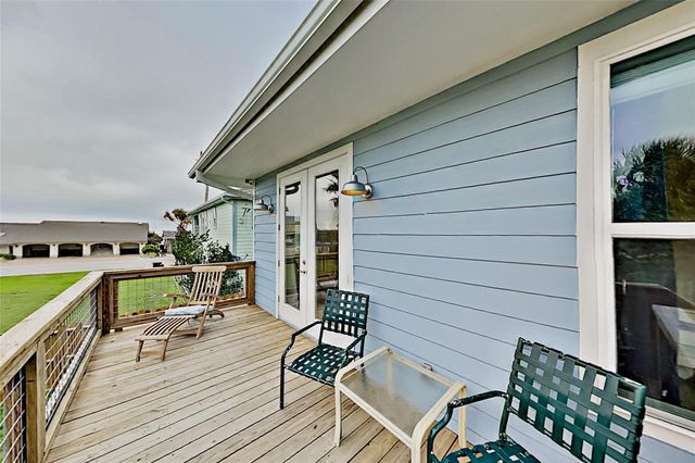 1 Jamaica DR, Rockport, TX 78382
