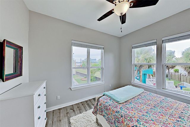1 Jamaica DR, Rockport, TX 78382