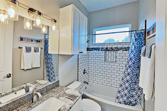 1 Jamaica DR, Rockport, TX 78382
