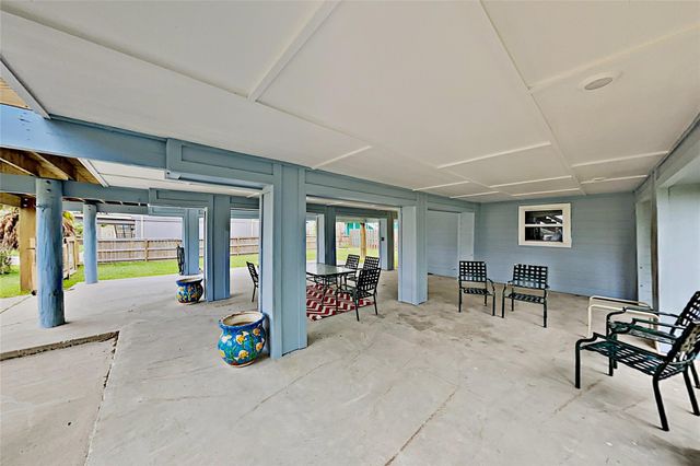 1 Jamaica DR, Rockport, TX 78382