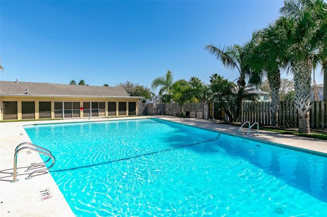 1 Jamaica DR, Rockport, TX 78382