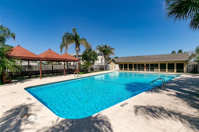 1 Jamaica DR, Rockport, TX 78382