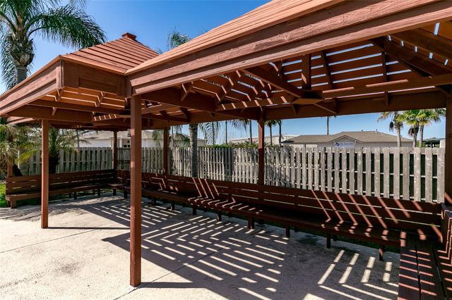 1 Jamaica DR, Rockport, TX 78382