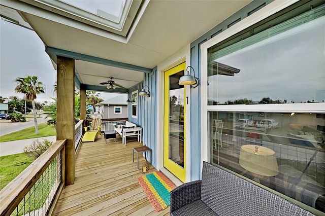 1 Jamaica DR, Rockport, TX 78382