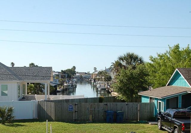 1 Jamaica DR, Rockport, TX 78382