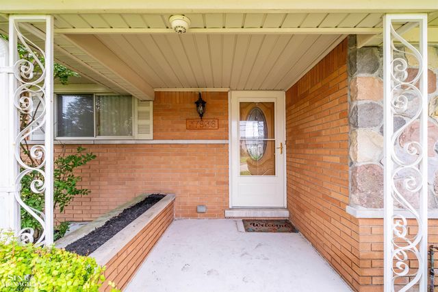 37936 Seaway Ct Court, Harrison Twp, MI 48045