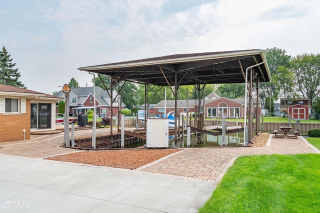 37936 Seaway Ct Court, Harrison Twp, MI 48045
