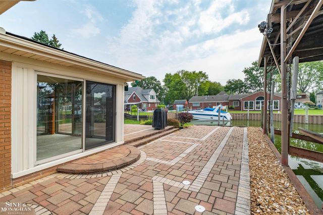 37936 Seaway Ct Court, Harrison Twp, MI 48045