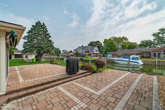 37936 Seaway Ct Court, Harrison Twp, MI 48045