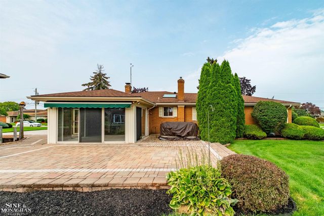 37936 Seaway Ct Court, Harrison Twp, MI 48045