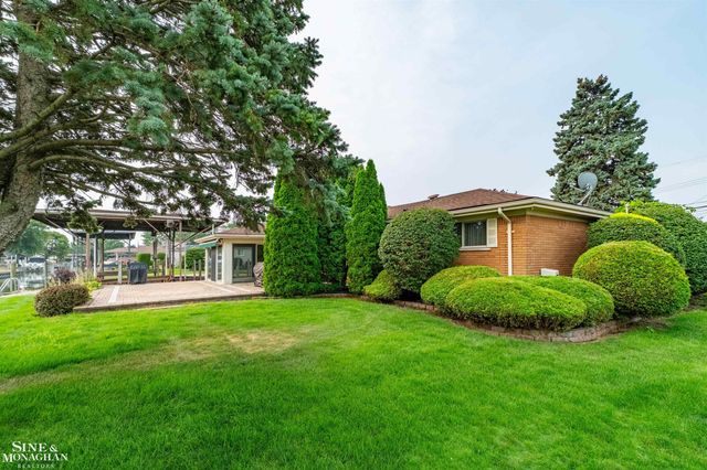 37936 Seaway Ct Court, Harrison Twp, MI 48045