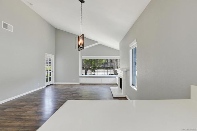 8878 Regents Road 201, San Diego, CA 92122