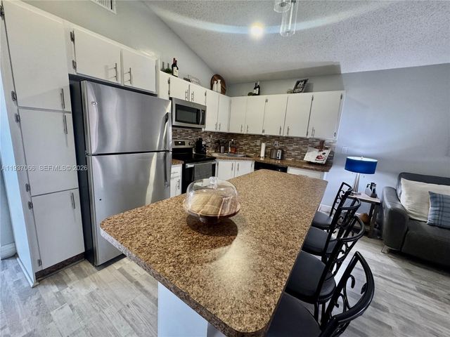 11512 SW 6th St, Sweetwater, FL 33174