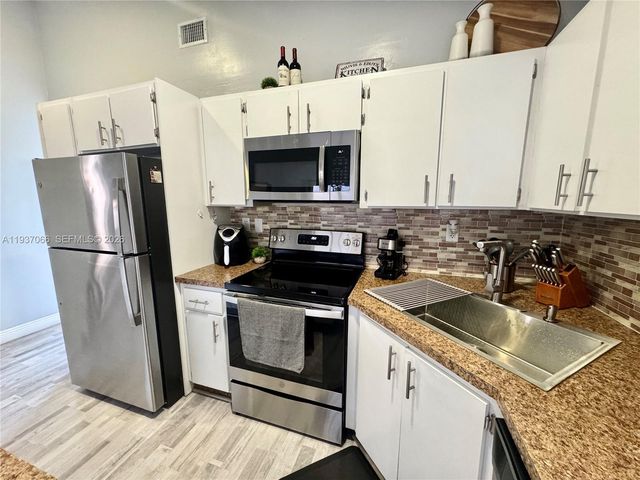 11512 SW 6th St, Sweetwater, FL 33174