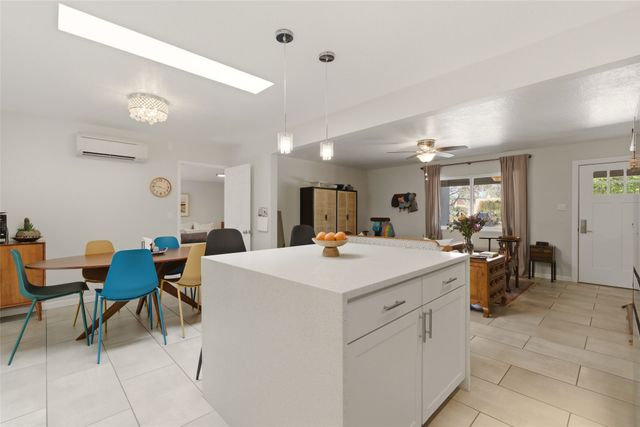 210 Las Mananitas, Santa Fe, NM 87501