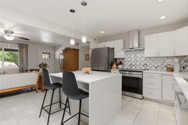 210 Las Mananitas, Santa Fe, NM 87501