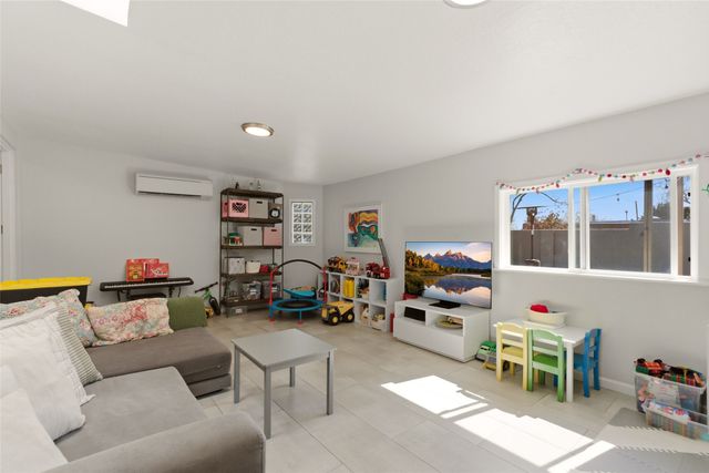 210 Las Mananitas, Santa Fe, NM 87501