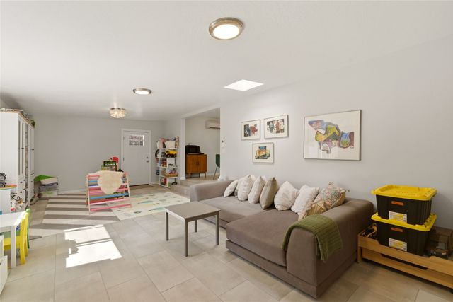 210 Las Mananitas, Santa Fe, NM 87501