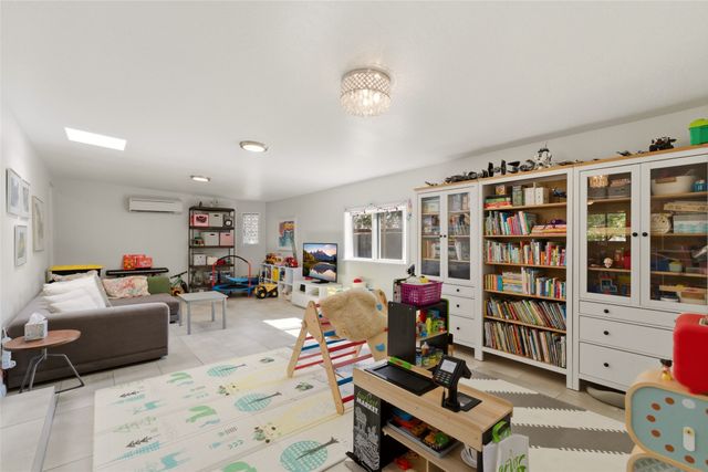 210 Las Mananitas, Santa Fe, NM 87501