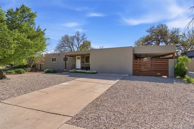 210 Las Mananitas, Santa Fe, NM 87501