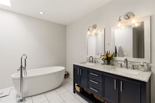210 Las Mananitas, Santa Fe, NM 87501