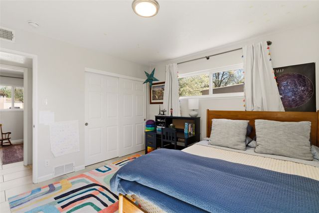 210 Las Mananitas, Santa Fe, NM 87501