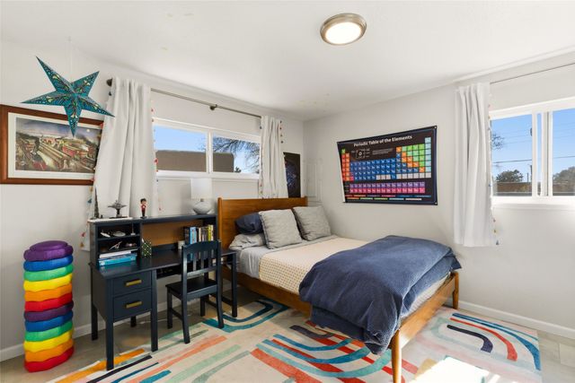 210 Las Mananitas, Santa Fe, NM 87501
