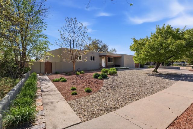 210 Las Mananitas, Santa Fe, NM 87501