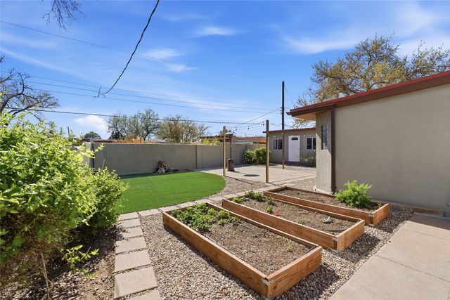 210 Las Mananitas, Santa Fe, NM 87501