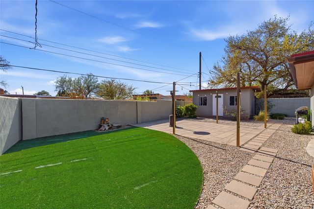 210 Las Mananitas, Santa Fe, NM 87501