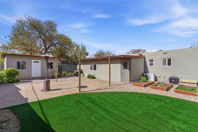 210 Las Mananitas, Santa Fe, NM 87501