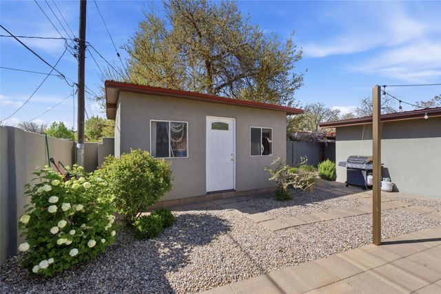 210 Las Mananitas, Santa Fe, NM 87501
