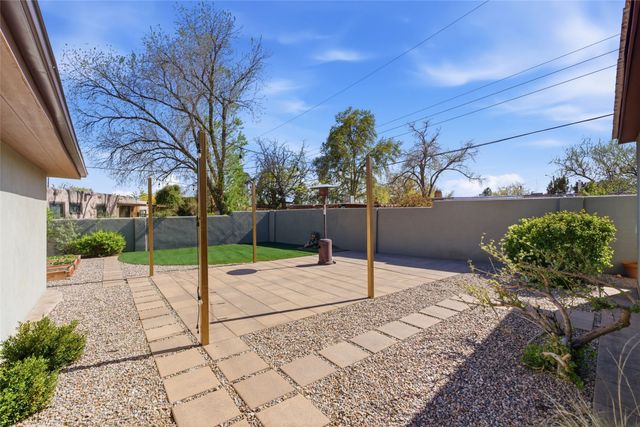 210 Las Mananitas, Santa Fe, NM 87501